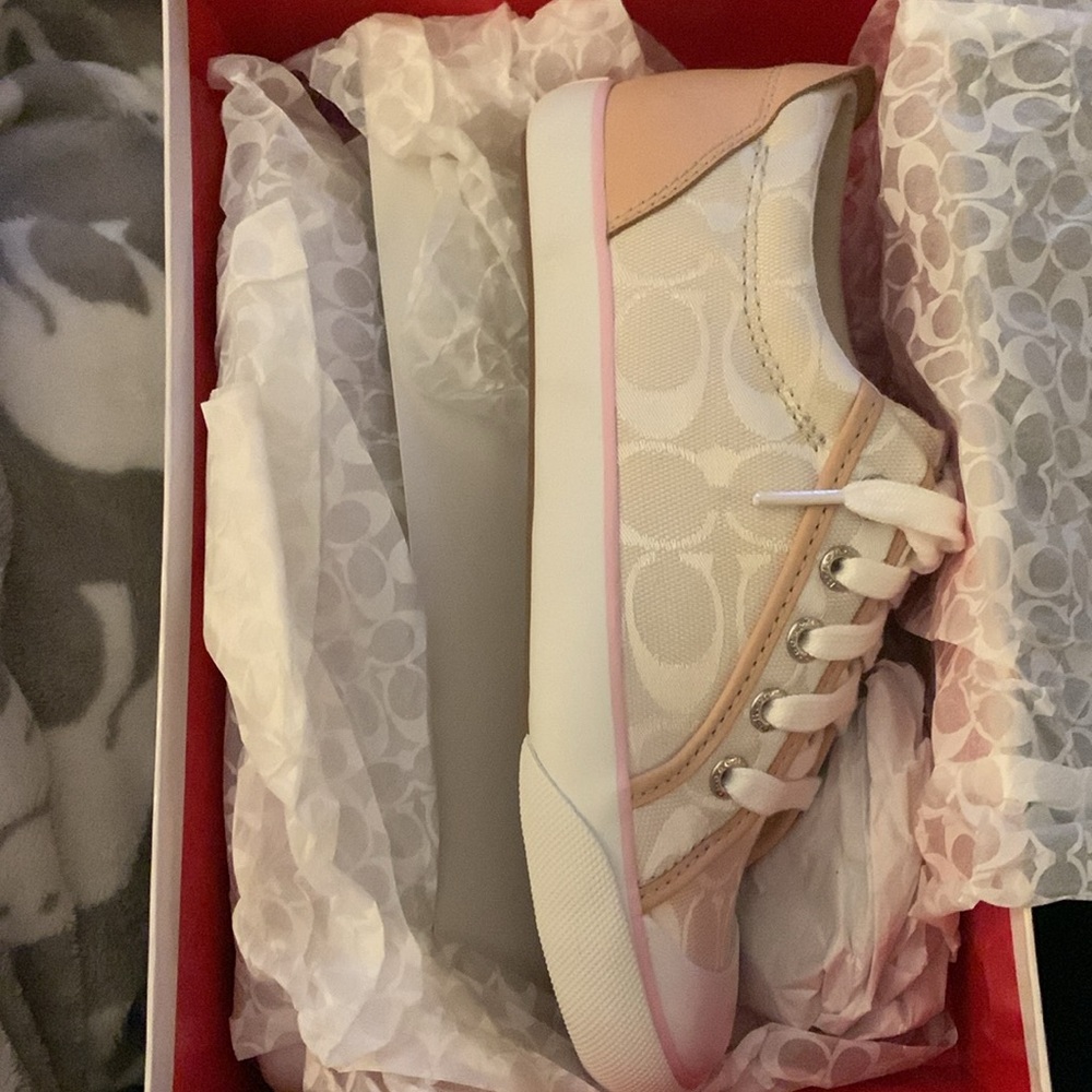 Brand new never worn coach shoes - Picture 3 of 4